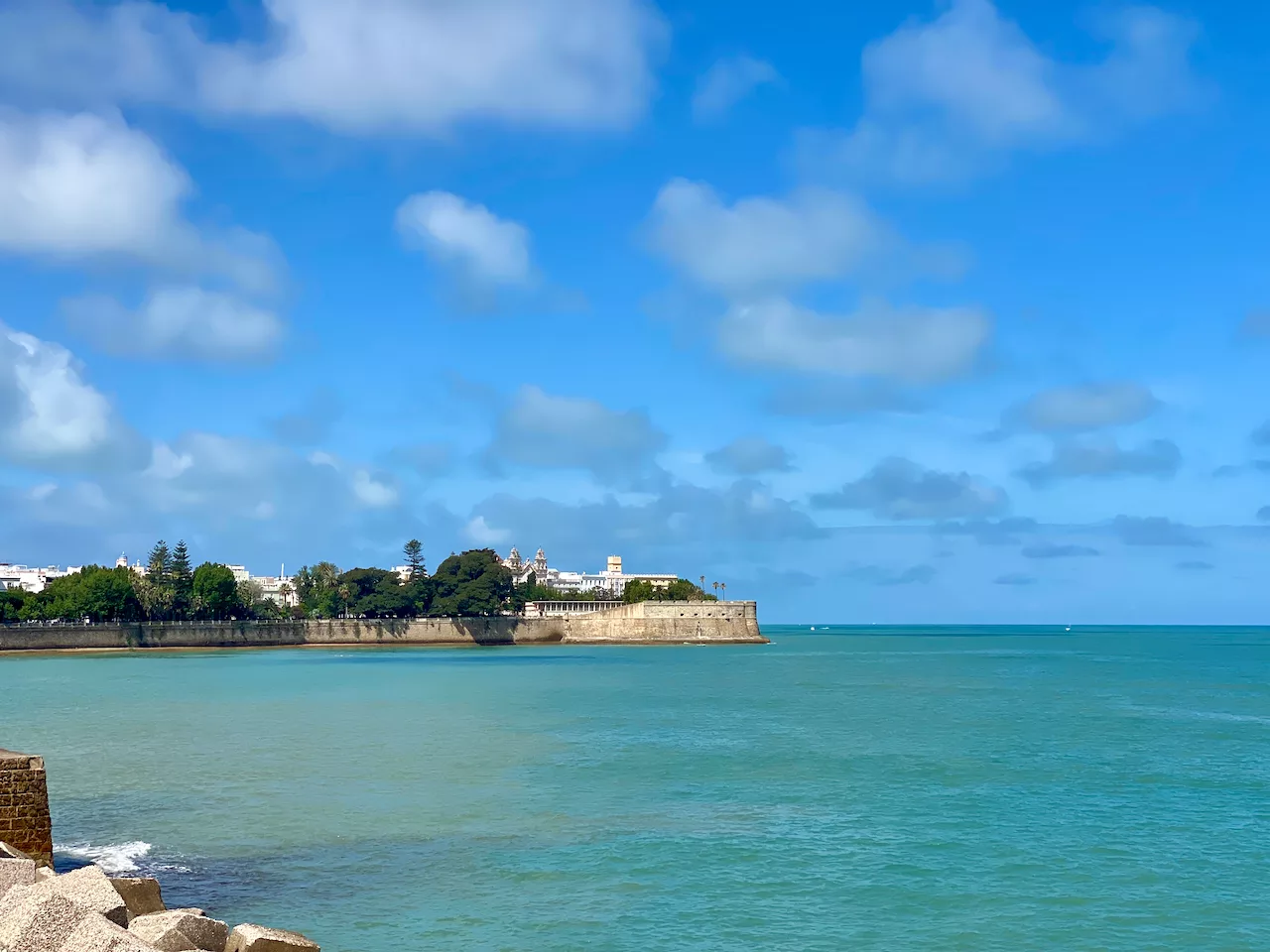 Im türkisblauen Wasser liegt die Altstadt von Cádiz
